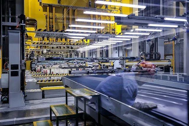 长治久安朱华荣 汽车销售新格局的深度探索